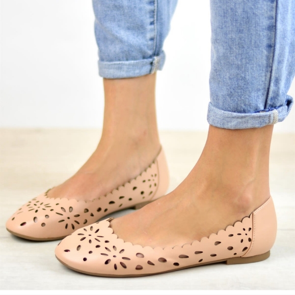 Roomy Scalloped Round Toe Flats - Picture 2 of 9